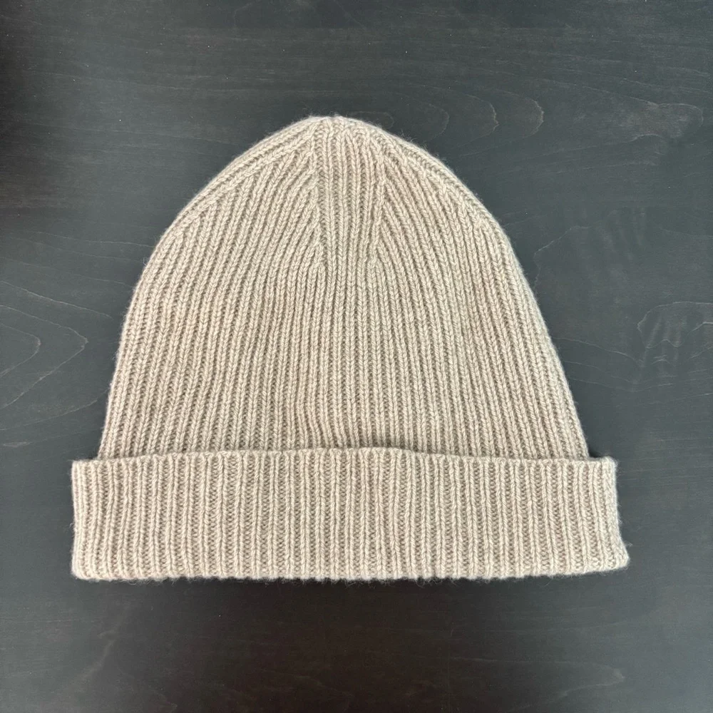 Patagonia Women’s Cashmere Beanie in beige - Picture 2 of 2